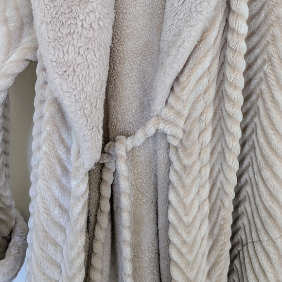 New W/Out Tags Robe Medium Long In Cream/Beige - Picture 7 of 9
